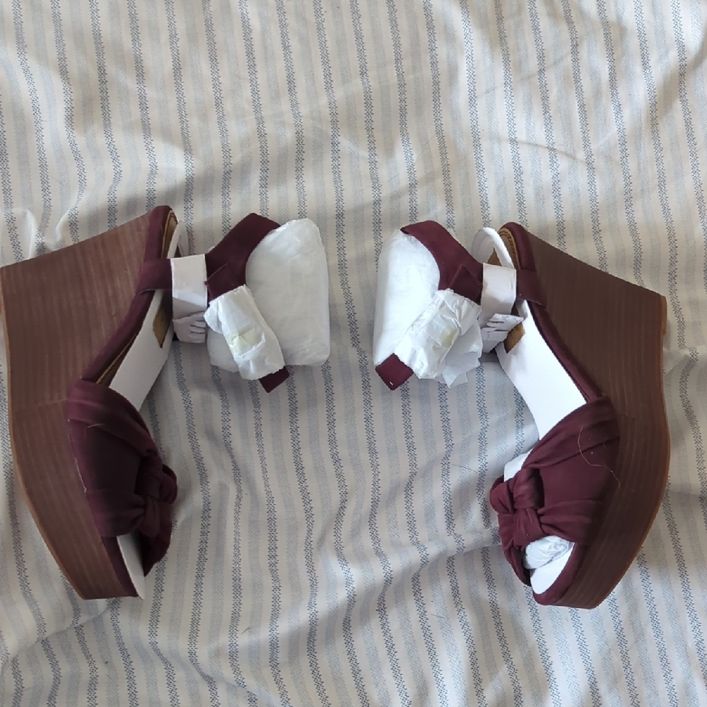 Burgundy Bow Wedge Sandals — Size 7.5 (Brand New) - Picture 5 of 9